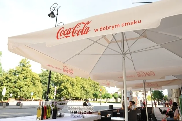 tip-article-image-Parasol reklamowy z nadrukiem - doskonała promocja dla branży HoReCa