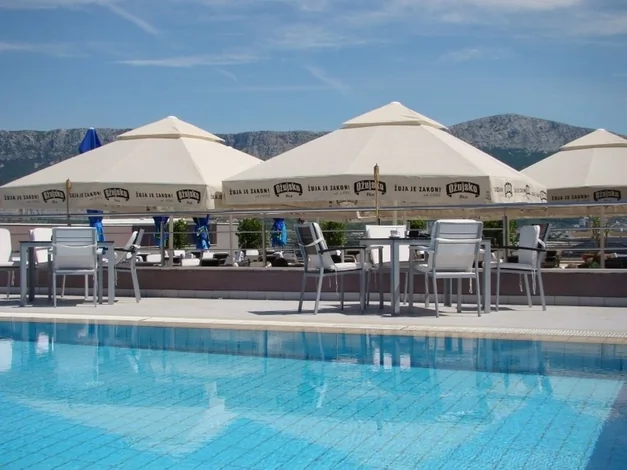 tip-article-image-Parasol reklamowy z nadrukiem - doskonała promocja dla branży HoReCa