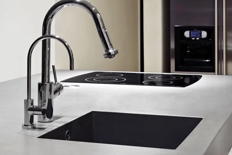 Beton architektoniczny w kuchni - elegancja i wytrzymałość-tip-image